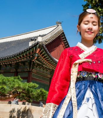 woman wearing Korean traditional dress
